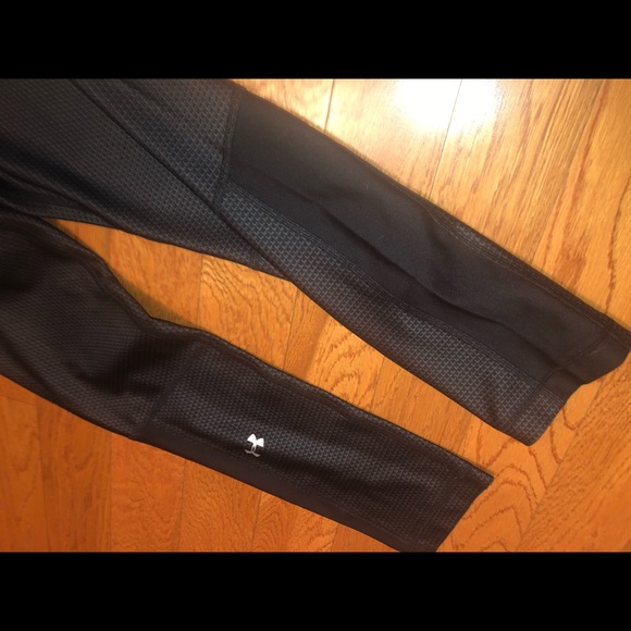 Under Armour compression capris. Size small - Picture 6 of 6